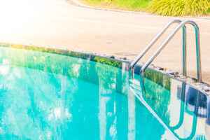 Eau piscine verte : que faire pour retrouver une eau claire ?